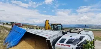 Amasya'da TIR devrildi: Sürücü yaralandı, tonlarca buğday yola döküldü