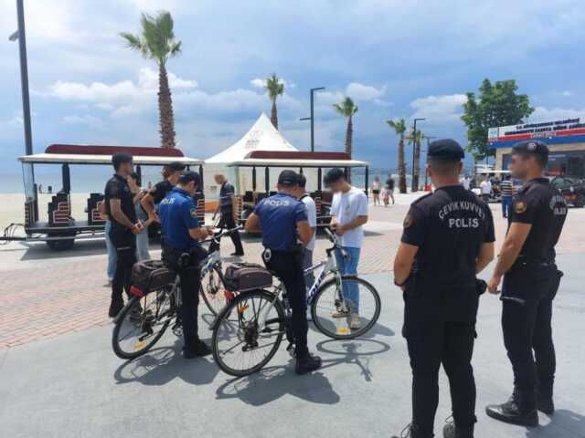 Denetimler hız kesmiyor! İstanbul genelinde 511 kaçak göçmen yakalandı Denetimler hız kesmiyor! İstanbul genelinde 511 kaçak göçmen yakalandı
