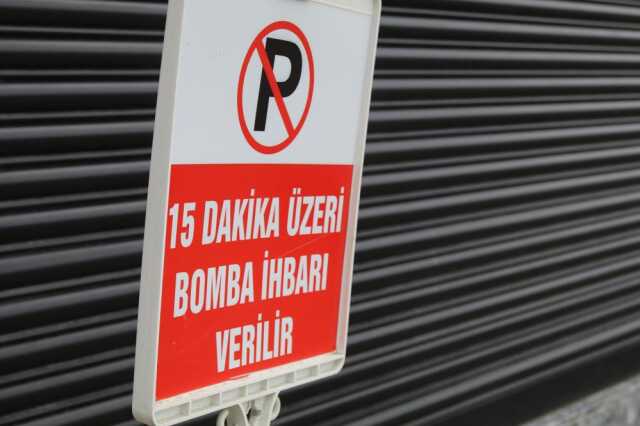 Depo önüne park eden araçlardan rahatsız olan Rizeli esnafın çözümü görenleri güldürdü Depo önüne park eden araçlardan rahatsız olan Rizeli esnafın çözümü görenleri güldürdü