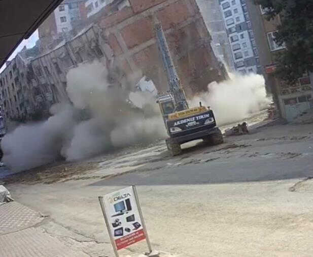 Elazığ'da ağır hasarlı bina iş makinesinin tek dokunuşuyla yerle bir oldu Elazığ'da ağır hasarlı bina iş makinesinin tek dokunuşuyla yerle bir oldu