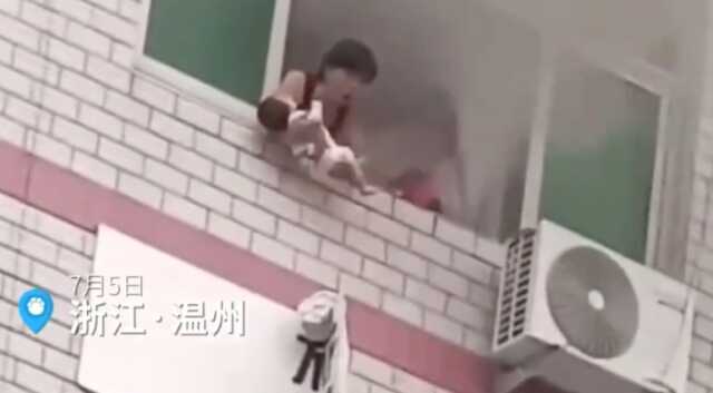 Anne çıkan yangında bebeğini hayatını kurtarmak için bebeğini üçüncü kattan aşağı atmak zorunda kaldı