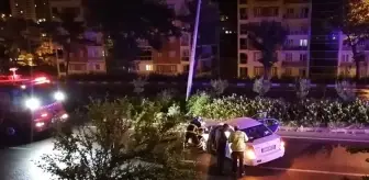 Bilecik'te refüje çarpan otomobildeki 5 kişi yaralandı