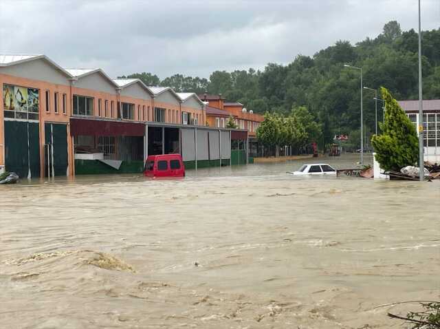 Sel felaketinin vurduğu Karadeniz için bir uyarı daha! Meteoroloji'den 13 kente 'turuncu' kodlu alarm Sel felaketinin vurduğu Karadeniz için bir uyarı daha! Meteoroloji'den 13 kente 'turuncu' kodlu alarm