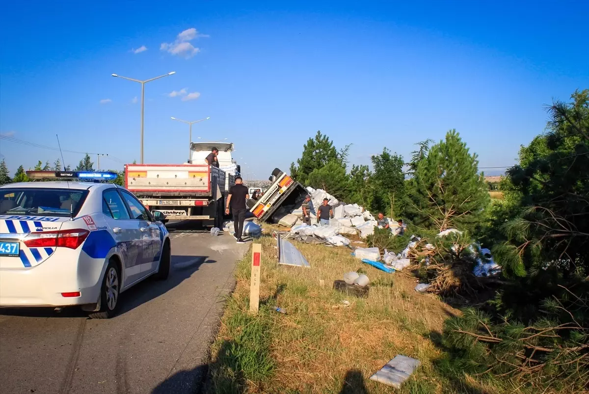 Uşak ta İplik Yüklü Tır Şarampole Devrildi Sürücü Yaralandı Son Dakika