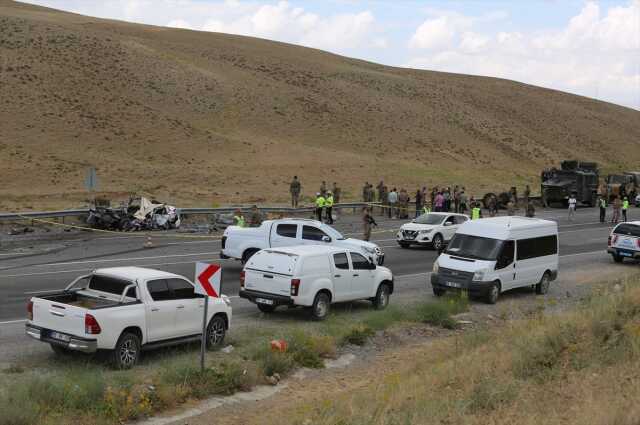 Askeri araç ile otomobil çarpıştı: 1 asker şehit, 12 asker yaralı Askeri araç ile otomobil çarpıştı: 1 asker şehit, 12 asker yaralı