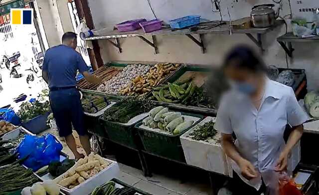Çin'de alışveriş yapan bir kadın, mantarı iç çamaşırına koyarak çalmaya çalıştı Çin'de alışveriş yapan bir kadın, mantarı iç çamaşırına koyarak çalmaya çalıştı