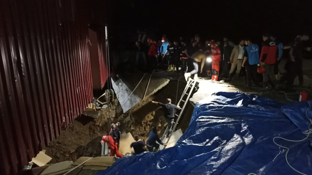 Giresun'da su fabrikasında çökme: 2 işçi kurtarıldı, 1 işçi hala enkaz altında