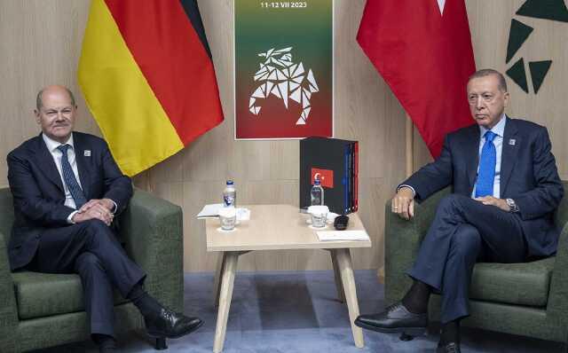 NATO zirvesinde liderlerle görüşen Erdoğan'ın yanı başındaki 4 kitap dikkat çekti