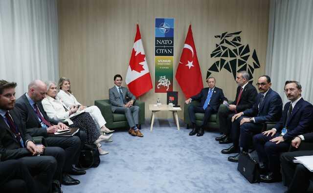 NATO zirvesinde liderlerle görüşen Erdoğan'ın yanı başındaki 4 kitap dikkat çekti