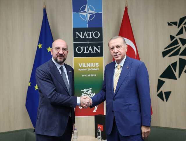 NATO zirvesinde liderlerle görüşen Erdoğan'ın yanı başındaki 4 kitap dikkat çekti