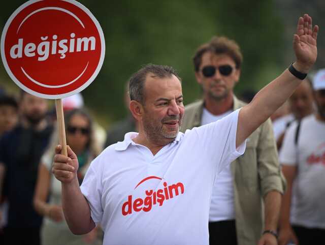 Bolu'dan Ankara'ya yürüyen Tanju Özcan'dan vatandaşlara çağrı: Saat 17.00'de CHP Genel Merkezi'nde buluşalım Bolu'dan Ankara'ya yürüyen Tanju Özcan'dan vatandaşlara çağrı: Saat 17.00'de CHP Genel Merkezi'nde buluşalım