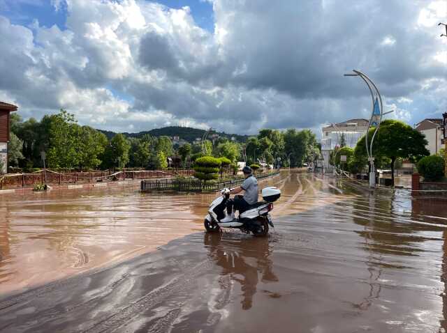 Karadeniz'de sel felaketinden etkilenen işverenler ve sigortalılar için prim ödemeleri ertelendi Karadeniz'de sel felaketinden etkilenen işverenler ve sigortalılar için prim ödemeleri ertelendi