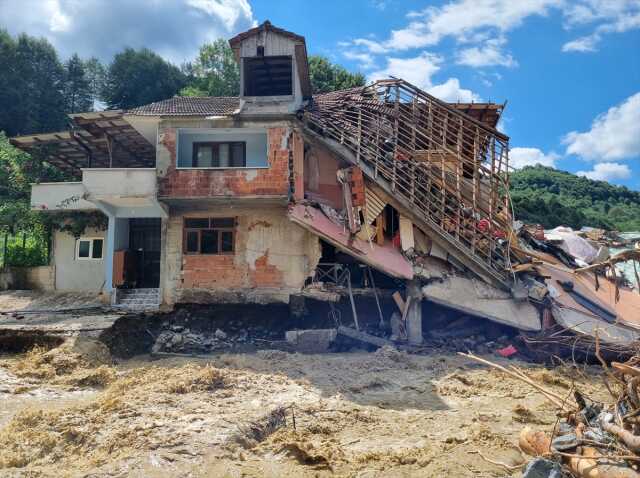 Karadeniz'de sel felaketinden etkilenen işverenler ve sigortalılar için prim ödemeleri ertelendi Karadeniz'de sel felaketinden etkilenen işverenler ve sigortalılar için prim ödemeleri ertelendi