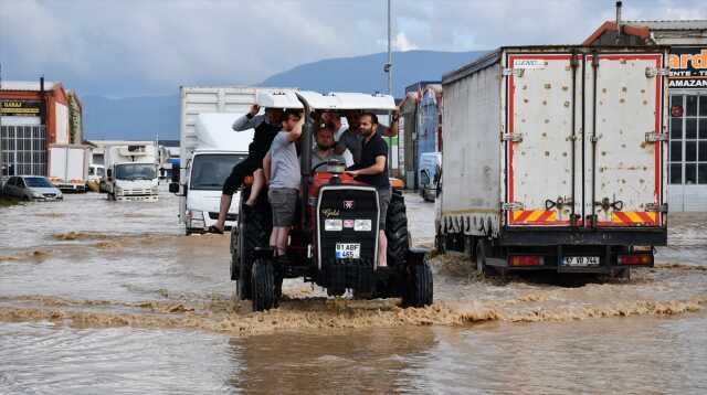 Karadeniz'de sel felaketinden etkilenen işverenler ve sigortalılar için prim ödemeleri ertelendi Karadeniz'de sel felaketinden etkilenen işverenler ve sigortalılar için prim ödemeleri ertelendi