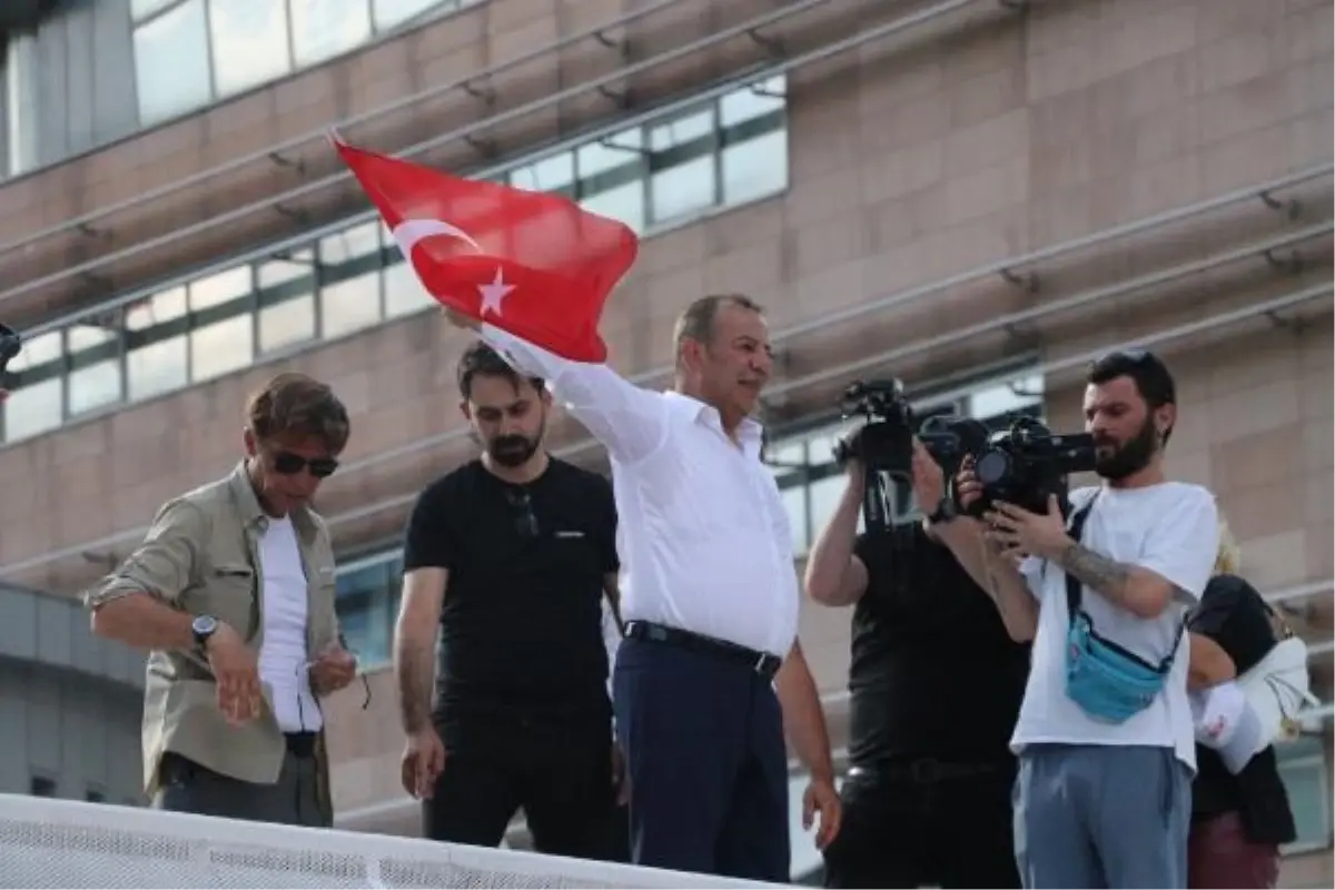 Bolu Belediye Başkanı Tanju Özcan CHP Genel Merkezi Önünde Eylem Yaptı