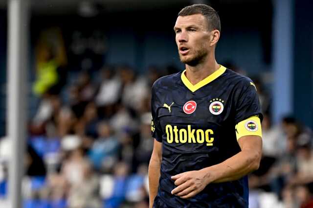 Fenerbahçe'nin yeni kaptanı Edin Dzeko oldu Fenerbahçe'nin yeni kaptanı Edin Dzeko oldu
