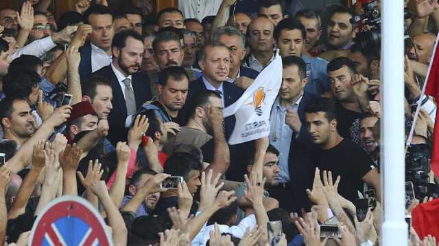 Cumhurbaşkanı Erdoğan'dan 15 Temmuz mesajı: Darbecilere geçit vermeyen kardeşlerime şükranlarımı sunuyorum Cumhurbaşkanı Erdoğan'dan 15 Temmuz mesajı: Darbecilere geçit vermeyen kardeşlerime şükranlarımı sunuyorum