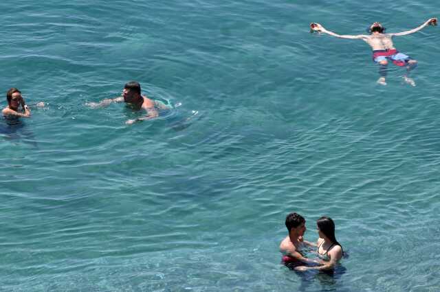 Deniz sıcaklığının bile 26 dereceye çıktığı tatil kentinde, hafta sonuna rağmen sahiller dolmadı
