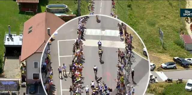 Bisiklet yarışı izleyicisi kadın Tour de France'da selfie çekmek isterken büyük bir kazaya sebep oldu