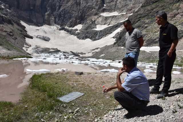 Hakkari'de kırılan buzulların arasında kaybolan 2 kişinin cansız bedenlerine ulaşıldı