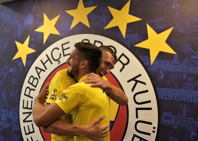 Tadic, Fenerbahçe ile ilk antrenmanına çıktı! Dünyaca ünlü futbolcuyu Dzeko kapıda karşıladı Tadic, Fenerbahçe ile ilk antrenmanına çıktı! Dünyaca ünlü futbolcuyu Dzeko kapıda karşıladı