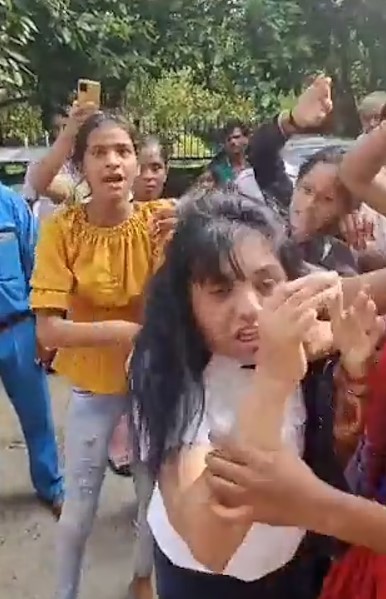 Pilot ve eşi, 10 yaşındaki kız hizmetçilerine kötü davrandıkları gerekçesi ile kızgın kalabalık grup tarafından evden çıkarılıp dövüldü