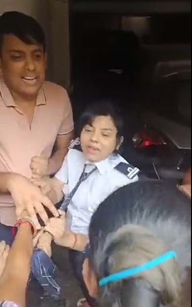 Pilot ve eşi, 10 yaşındaki kız hizmetçilerine kötü davrandıkları gerekçesi ile kızgın kalabalık grup tarafından evden çıkarılıp dövüldü