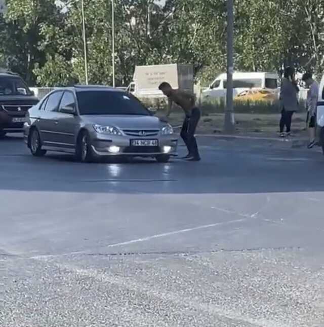 Trafikte 'Neden yol veriyorsun?' dediği genci bıçaklayarak öldürdü Trafikte 'Neden yol veriyorsun?' dediği genci bıçaklayarak öldürdü