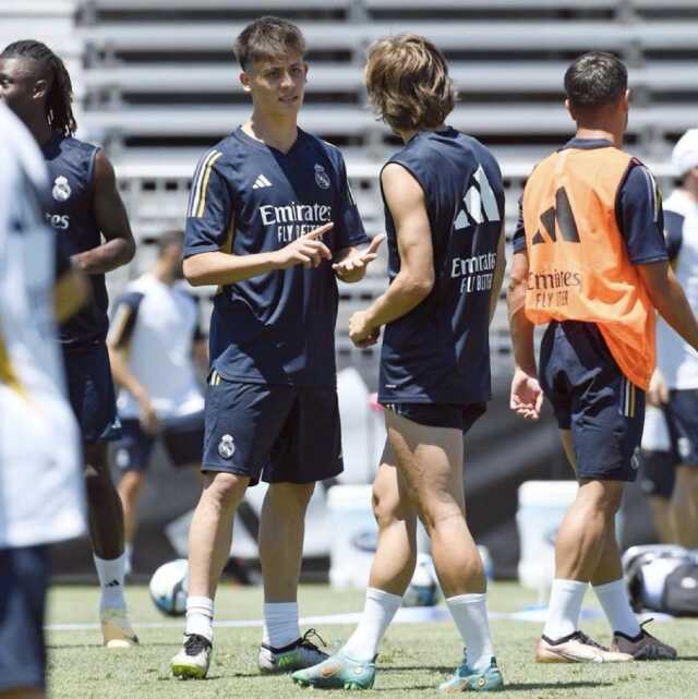 Futbolseverlerin Arda Güler'den merakla beklediği kare geldi! Modric ile sonunda yan yana Futbolseverlerin Arda Güler'den merakla beklediği kare geldi! Modric ile sonunda yan yana