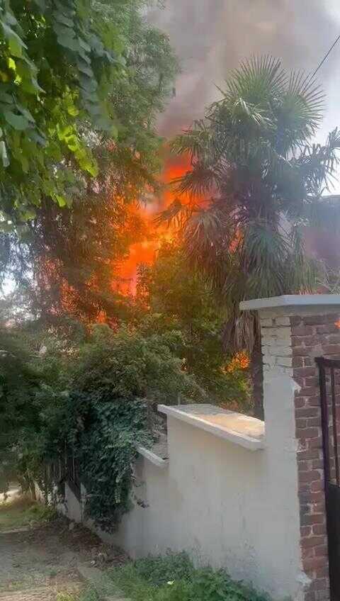 İstanbul'da 3 katlı binada yangın! Alevler yan apartmana sıçradı, ekipler müdahale ediyor