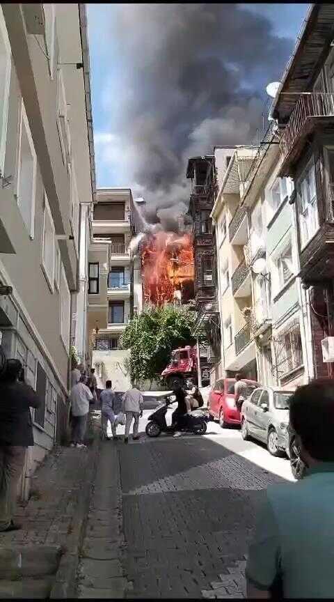 İstanbul'da 3 katlı binada yangın! Alevler yan apartmana sıçradı, ekipler müdahale ediyor