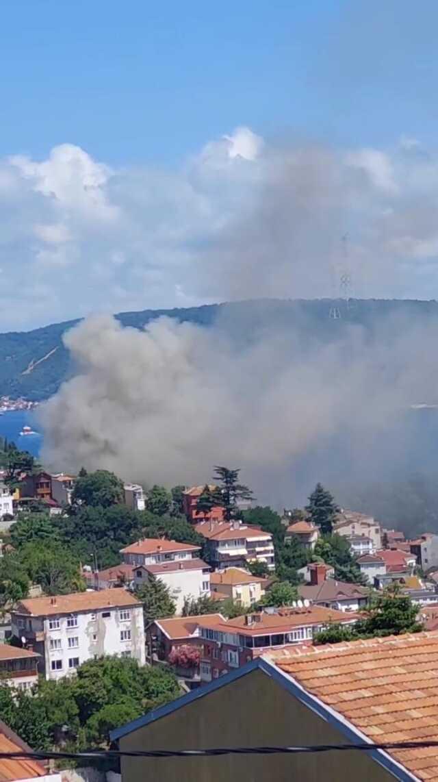 İstanbul'da 3 katlı binada yangın! Alevler yan apartmana sıçradı, ekipler müdahale ediyor