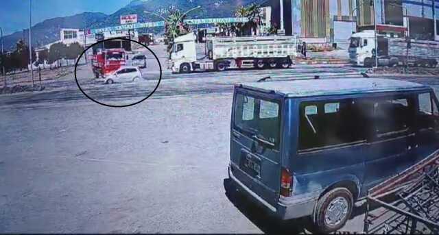 Yangına giden arazöz ile otomobil çarpıştı: 1 çocuk hayatını kaybetti Yangına giden arazöz ile otomobil çarpıştı: 1 çocuk hayatını kaybetti