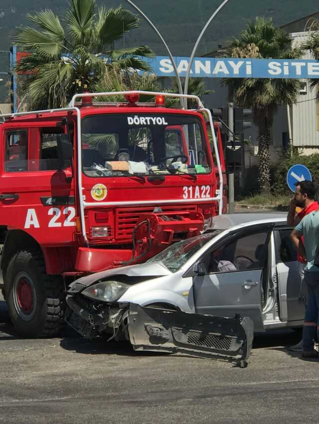 Yangına giden arazöz ile otomobil çarpıştı: 1 çocuk hayatını kaybetti Yangına giden arazöz ile otomobil çarpıştı: 1 çocuk hayatını kaybetti