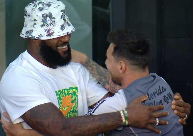 Spor dünyası bu kareyi konuşuyor! Messi ve LeBron James'in kucaklaşması ABD'yi salladı