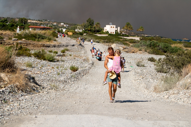 Yangınlarla mücadele eden Yunanistan'da turistlerin tatili eziyete dönüştü