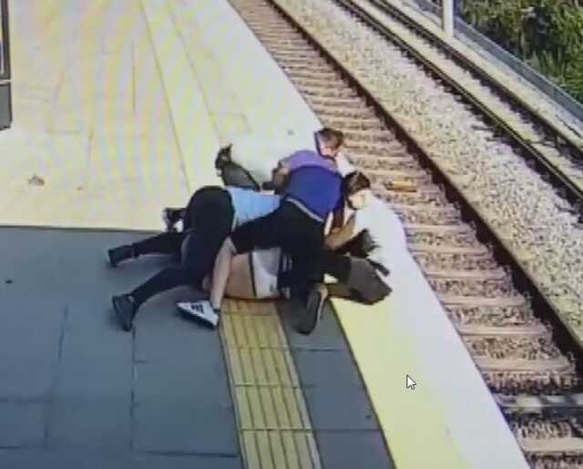 Marmaray istasyonunda bir garip olay! 3 yıl önce trafikte tartıştığı kişiyle karşılaşınca çıldırdı Marmaray istasyonunda bir garip olay! 3 yıl önce trafikte tartıştığı kişiyle karşılaşınca çıldırdı