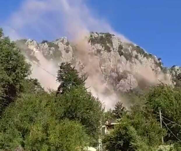 Adana'daki deprem sonrası korkutan görüntü! Her yer toz duman oldu Adana'daki deprem sonrası korkutan görüntü! Her yer toz duman oldu