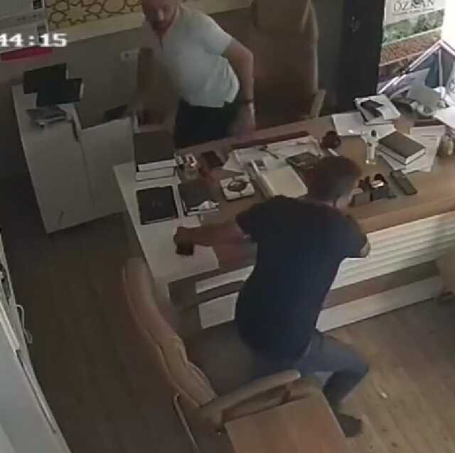 Kısa sürdü ama Adana'yı fena salladı! Vatandaşı sokağa döken deprem anı kamerada Kısa sürdü ama Adana'yı fena salladı! Vatandaşı sokağa döken deprem anı kamerada