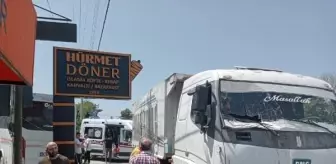 Sapanca'da tur midibüsüne hafriyat kamyonu çarptı: 8 yaralı