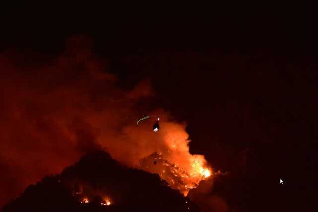 Kemer'de alevler tekrar yükseldi! Gece görüşlü helikopterler devrede Kemer'de alevler tekrar yükseldi! Gece görüşlü helikopterler devrede