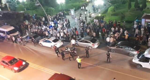 Erzurum'da yol kapatan faytoncular ile polis arasında arbede! Ortalık savaş alanına döndü Erzurum'da yol kapatan faytoncular ile polis arasında arbede! Ortalık savaş alanına döndü