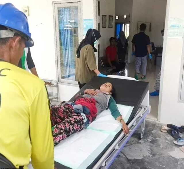 Endonezyalı bir kadın timsah tarafından bataklığa çekildi. Yaralanan kadın işçiler tarafından bataklıktan kurtarıldı Endonezyalı bir kadın timsah tarafından bataklığa çekildi. Yaralanan kadın işçiler tarafından bataklıktan kurtarıldı