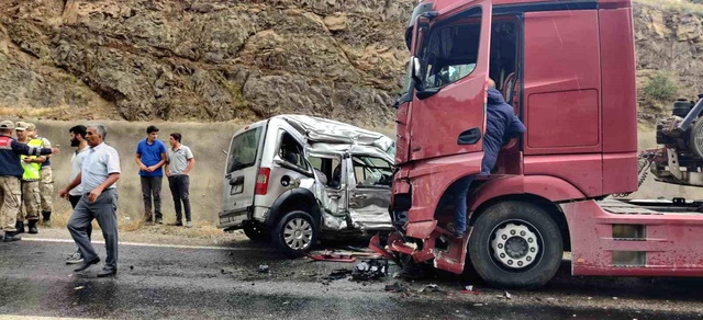 Gümüşhane'de Tırla Çarpışan Hafif Ticari Araç Sürücüsü Hayatını Kaybetti