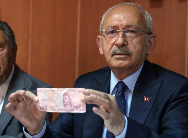 Kılıçdaroğlu'nun emeklileri ziyaretine damga vuran görüntü! Cebinden 200 lira çıkarıp değer hesabı yaptı