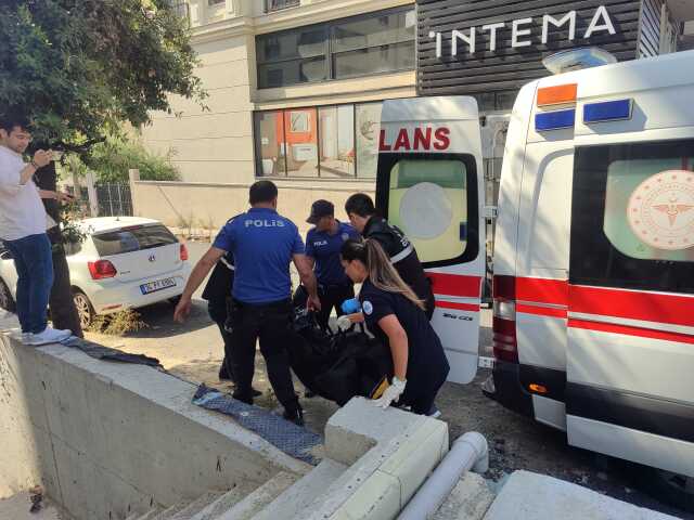 Tekerlekli sandalye ile yolun karşısına geçmek isterken tırın altında kaldı Tekerlekli sandalye ile yolun karşısına geçmek isterken tırın altında kaldı