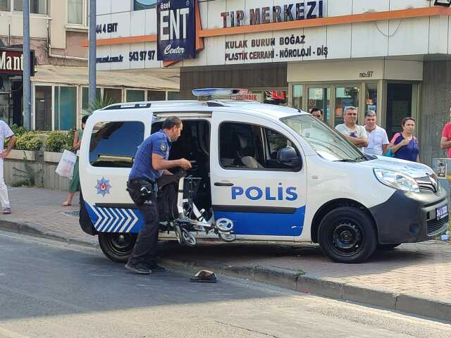 Tekerlekli sandalye ile yolun karşısına geçmek isterken tırın altında kaldı Tekerlekli sandalye ile yolun karşısına geçmek isterken tırın altında kaldı