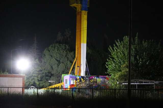 Lunaparkta salıncak önce savruldu sonra ağaca çarptı: 6 yaralı Lunaparkta salıncak önce savruldu sonra ağaca çarptı: 6 yaralı