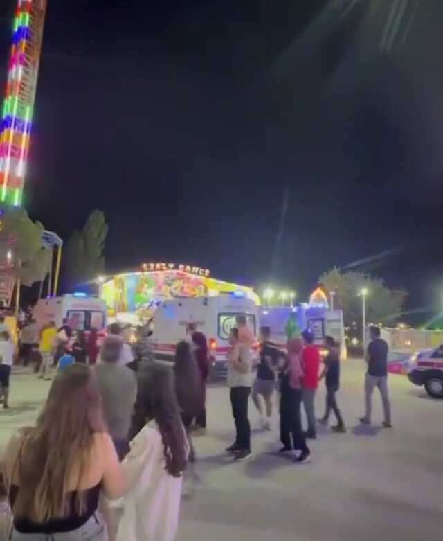Lunaparkta salıncak önce savruldu sonra ağaca çarptı: 6 yaralı Lunaparkta salıncak önce savruldu sonra ağaca çarptı: 6 yaralı