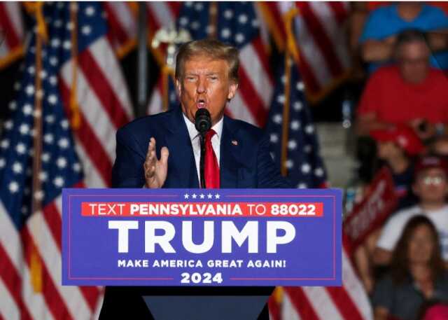 Seçim sonuçlarını tersine çevirmekle suçlanan Donald Trump bugün mahkemeye çıkacak